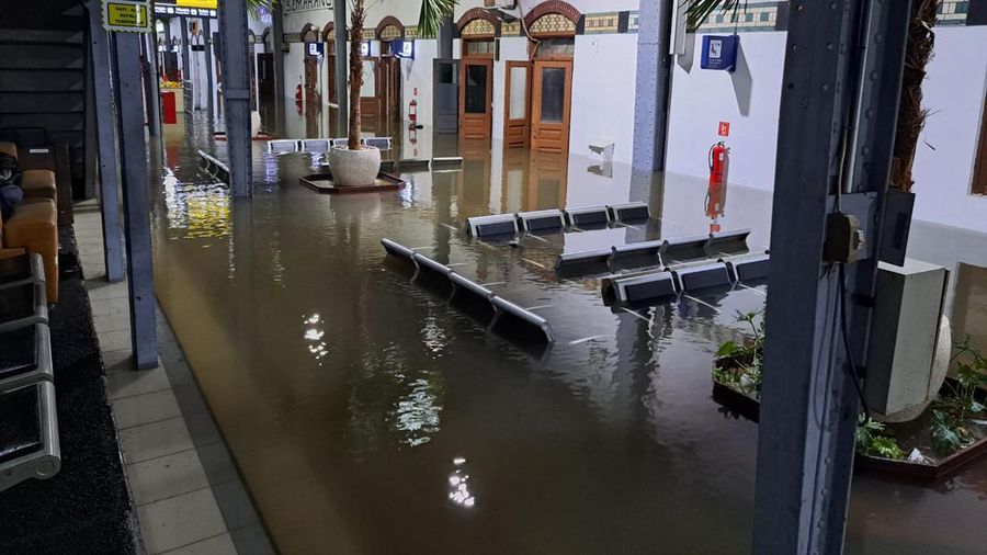 Semarang dikepung banjir bikin perjalanan kereta api lumpuh. (Dok: KAI)