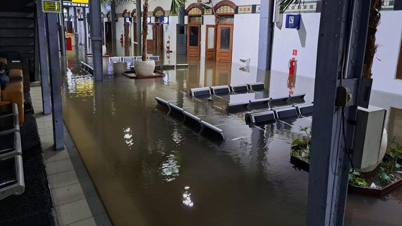 Semarang dikepung banjir bikin perjalanan kereta api lumpuh. (Dok: KAI)