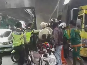 Keributan Pemotor Lawan Arah di Jaksel hingga Sekuriti Disiram Cairan