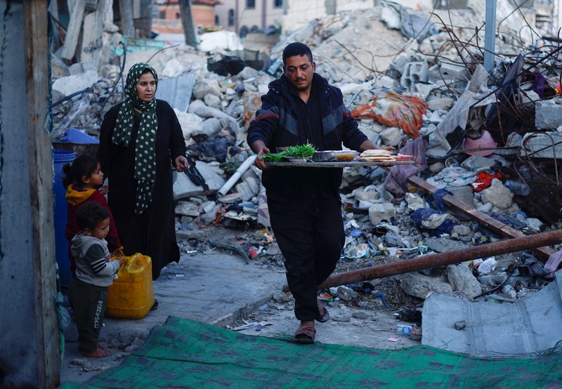 Seorang pria Palestina bersiap untuk berbuka puasa selama bulan suci Ramadhan, saat konflik antara Israel dan Hamas berlanjut, di Rafah, di selatan Jalur Gaza 13 Maret 2024. Seorang pria Palestina bersiap untuk berbuka puasa selama bulan suci Ramadhan, saat konflik antara Israel dan Hamas berlanjut, di Rafah, di selatan Jalur Gaza 13 Maret 2024. (REUTERS/Mohammed Salem)