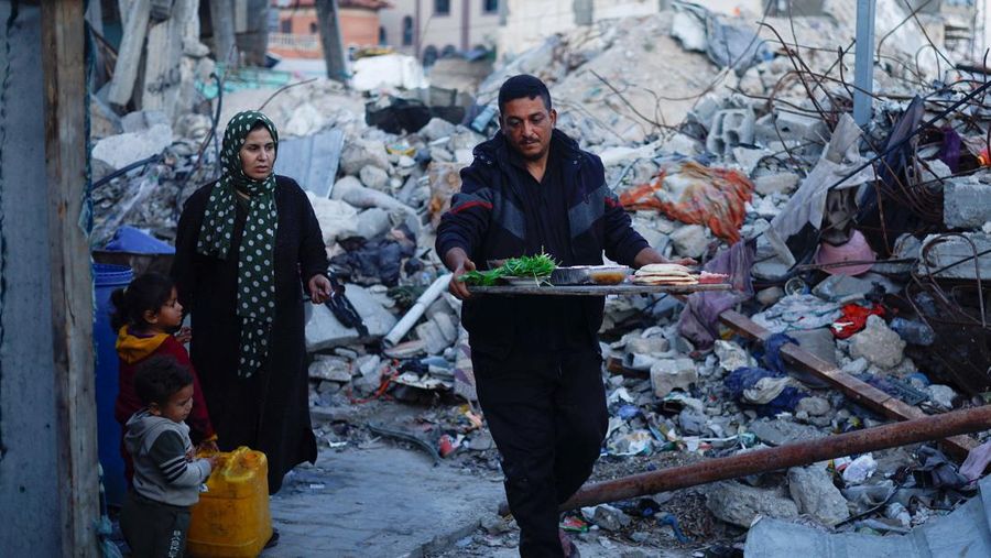 Seorang pria Palestina bersiap untuk berbuka puasa selama bulan suci Ramadhan, saat konflik antara Israel dan Hamas berlanjut, di Rafah, di selatan Jalur Gaza 13 Maret 2024. (REUTERS/Mohammed Salem)