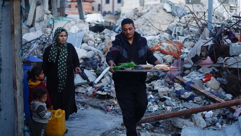 Seorang pria Palestina bersiap untuk berbuka puasa selama bulan suci Ramadhan, saat konflik antara Israel dan Hamas berlanjut, di Rafah, di selatan Jalur Gaza 13 Maret 2024. (REUTERS/Mohammed Salem)