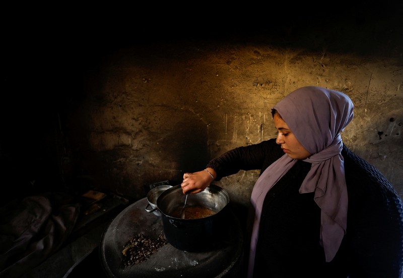 Seorang pria Palestina bersiap untuk berbuka puasa selama bulan suci Ramadhan, saat konflik antara Israel dan Hamas berlanjut, di Rafah, di selatan Jalur Gaza 13 Maret 2024. Seorang pria Palestina bersiap untuk berbuka puasa selama bulan suci Ramadhan, saat konflik antara Israel dan Hamas berlanjut, di Rafah, di selatan Jalur Gaza 13 Maret 2024. (REUTERS/Mohammed Salem)