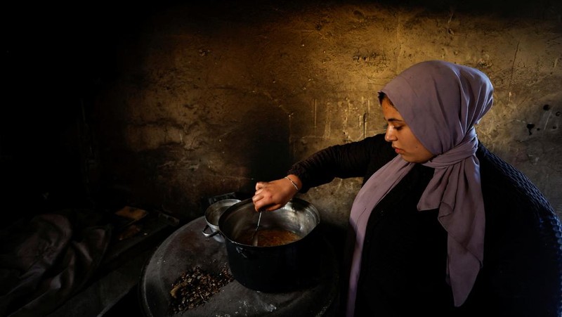 Seorang pria Palestina bersiap untuk berbuka puasa selama bulan suci Ramadhan, saat konflik antara Israel dan Hamas berlanjut, di Rafah, di selatan Jalur Gaza 13 Maret 2024. (REUTERS/Mohammed Salem)
