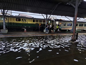 Stasiun Semarang Tawang Banjir, Penumpang Dialihkan ke Stasiun Poncol