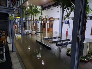Penampakan Stasiun Semarang Tawang Terendam Banjir