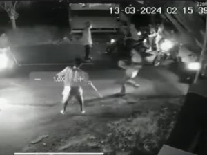 Gerombolan Pemotor Bersenjata Serang-Rusak Kendaraan Warga di Palopo