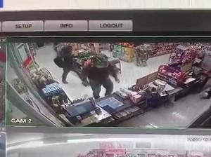 Minimarket di KBB Disatroni Maling, 2 Pria Todong Kasir Pakai Golok