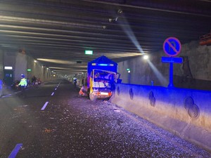 Ringsek! Truk Tabrak Pembatas Jalan di Underpas Bandara YIA Kulon Progo