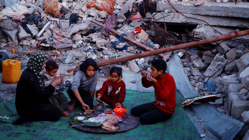 Seorang pria Palestina bersiap untuk berbuka puasa selama bulan suci Ramadhan, saat konflik antara Israel dan Hamas berlanjut, di Rafah, di selatan Jalur Gaza 13 Maret 2024. (REUTERS/Mohammed Salem)