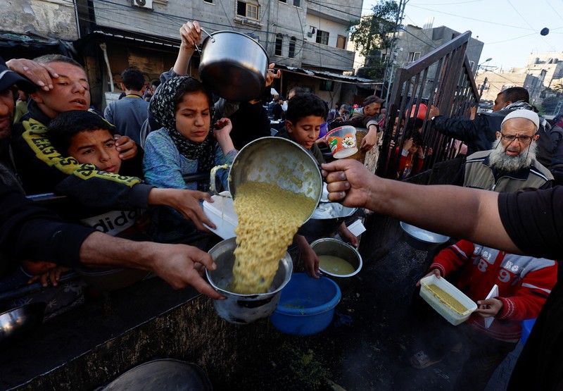 Seorang pria Palestina bersiap untuk berbuka puasa selama bulan suci Ramadhan, saat konflik antara Israel dan Hamas berlanjut, di Rafah, di selatan Jalur Gaza 13 Maret 2024. Seorang pria Palestina bersiap untuk berbuka puasa selama bulan suci Ramadhan, saat konflik antara Israel dan Hamas berlanjut, di Rafah, di selatan Jalur Gaza 13 Maret 2024. (REUTERS/Mohammed Salem)