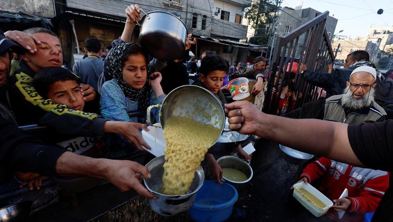 Seorang pria Palestina bersiap untuk berbuka puasa selama bulan suci Ramadhan, saat konflik antara Israel dan Hamas berlanjut, di Rafah, di selatan Jalur Gaza 13 Maret 2024. (REUTERS/Mohammed Salem)