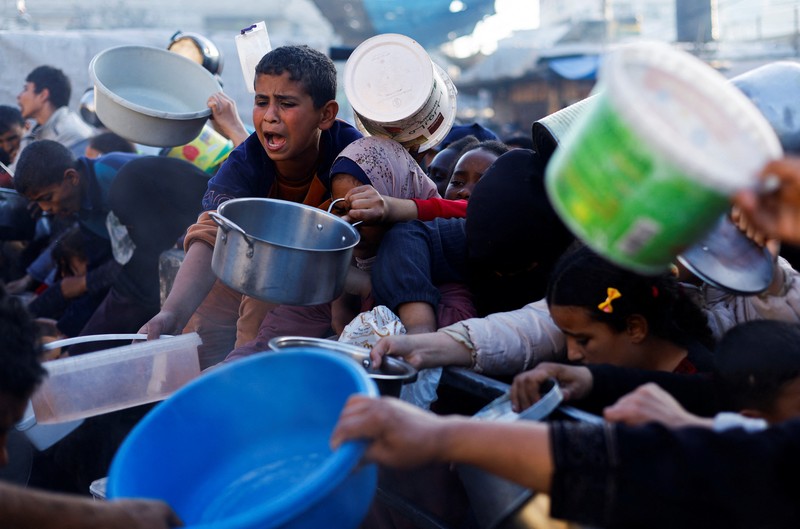 Seorang pria Palestina bersiap untuk berbuka puasa selama bulan suci Ramadhan, saat konflik antara Israel dan Hamas berlanjut, di Rafah, di selatan Jalur Gaza 13 Maret 2024. Seorang pria Palestina bersiap untuk berbuka puasa selama bulan suci Ramadhan, saat konflik antara Israel dan Hamas berlanjut, di Rafah, di selatan Jalur Gaza 13 Maret 2024. (REUTERS/Mohammed Salem)