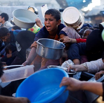 Potret Pilu Buka Puasa di Gaza, Warga Berebut Minta Makan