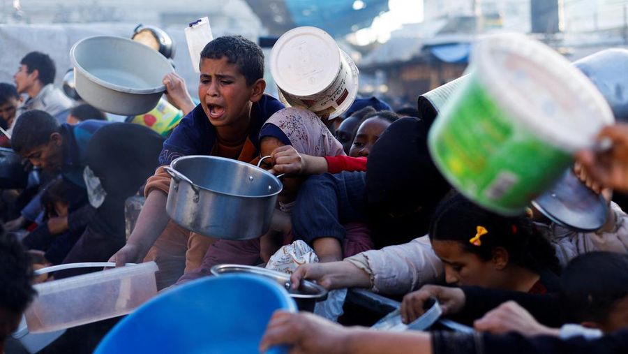 Seorang pria Palestina bersiap untuk berbuka puasa selama bulan suci Ramadhan, saat konflik antara Israel dan Hamas berlanjut, di Rafah, di selatan Jalur Gaza 13 Maret 2024. (REUTERS/Mohammed Salem)