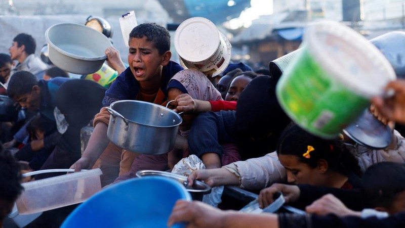 Seorang pria Palestina bersiap untuk berbuka puasa selama bulan suci Ramadhan, saat konflik antara Israel dan Hamas berlanjut, di Rafah, di selatan Jalur Gaza 13 Maret 2024. (REUTERS/Mohammed Salem)