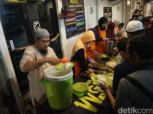 Masjid di Surabaya Ini Sediakan Takjil dan Berbagai Menu Buka Puasa Gratis