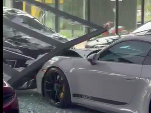 4 Kejadian Pengendara +62 Bikin Ngelus Dada: Bajaj Masuk Tol, Xpander Vs Porsche