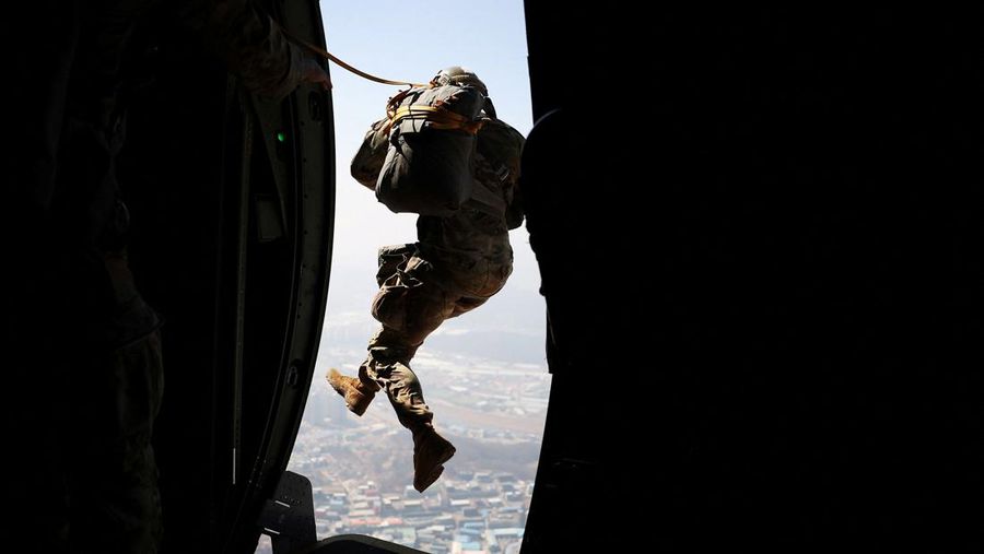 Anggota Komando Perang Khusus Angkatan Darat Korea Selatan dan Komando Operasi Khusus AS bersiap untuk latihan militer gabungan tahunan Freedom Shield di Pangkalan Udara Seoul di Seongnam, Korea Selatan, Kamis (14/3/2024). (REUTERS/Kim Hong-Ji)