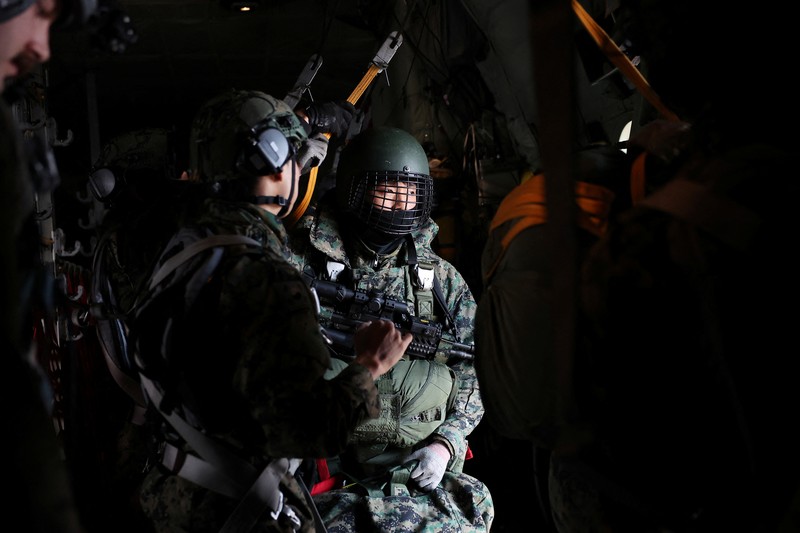 Anggota Komando Perang Khusus Angkatan Darat Korea Selatan dan Komando Operasi Khusus AS bersiap untuk latihan militer gabungan tahunan Freedom Shield di Pangkalan Udara Seoul di Seongnam, Korea Selatan, Kamis (14/3/2024). (REUTERS/Kim Hong-Ji) Anggota Komando Perang Khusus Angkatan Darat Korea Selatan dan Komando Operasi Khusus AS bersiap untuk latihan militer gabungan tahunan Freedom Shield di Pangkalan Udara Seoul di Seongnam, Korea Selatan, Kamis (14/3/2024). (REUTERS/Kim Hong-Ji)