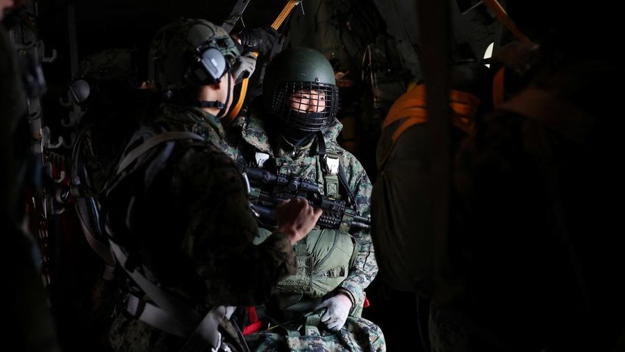 Anggota Komando Perang Khusus Angkatan Darat Korea Selatan dan Komando Operasi Khusus AS bersiap untuk latihan militer gabungan tahunan Freedom Shield di Pangkalan Udara Seoul di Seongnam, Korea Selatan, Kamis (14/3/2024). (REUTERS/Kim Hong-Ji)