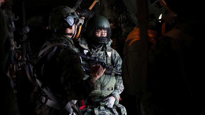 Anggota Komando Perang Khusus Angkatan Darat Korea Selatan dan Komando Operasi Khusus AS bersiap untuk latihan militer gabungan tahunan Freedom Shield di Pangkalan Udara Seoul di Seongnam, Korea Selatan, Kamis (14/3/2024). (REUTERS/Kim Hong-Ji)