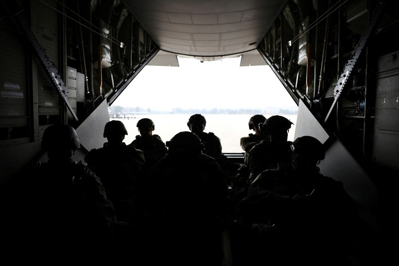 Anggota Komando Perang Khusus Angkatan Darat Korea Selatan dan Komando Operasi Khusus AS bersiap untuk latihan militer gabungan tahunan Freedom Shield di Pangkalan Udara Seoul di Seongnam, Korea Selatan, Kamis (14/3/2024). (REUTERS/Kim Hong-Ji) Anggota Komando Perang Khusus Angkatan Darat Korea Selatan dan Komando Operasi Khusus AS bersiap untuk latihan militer gabungan tahunan Freedom Shield di Pangkalan Udara Seoul di Seongnam, Korea Selatan, Kamis (14/3/2024). (REUTERS/Kim Hong-Ji)