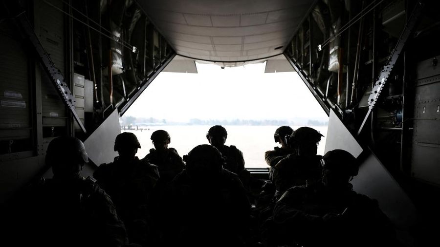Anggota Komando Perang Khusus Angkatan Darat Korea Selatan dan Komando Operasi Khusus AS bersiap untuk latihan militer gabungan tahunan Freedom Shield di Pangkalan Udara Seoul di Seongnam, Korea Selatan, Kamis (14/3/2024). (REUTERS/Kim Hong-Ji)