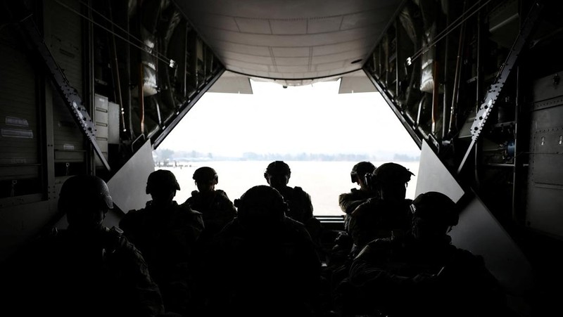 Anggota Komando Perang Khusus Angkatan Darat Korea Selatan dan Komando Operasi Khusus AS bersiap untuk latihan militer gabungan tahunan Freedom Shield di Pangkalan Udara Seoul di Seongnam, Korea Selatan, Kamis (14/3/2024). (REUTERS/Kim Hong-Ji)