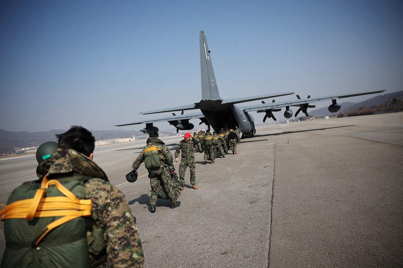 Anggota Komando Perang Khusus Angkatan Darat Korea Selatan dan Komando Operasi Khusus AS bersiap untuk latihan militer gabungan tahunan Freedom Shield di Pangkalan Udara Seoul di Seongnam, Korea Selatan, Kamis (14/3/2024). (REUTERS/Kim Hong-Ji) Anggota Komando Perang Khusus Angkatan Darat Korea Selatan dan Komando Operasi Khusus AS bersiap untuk latihan militer gabungan tahunan Freedom Shield di Pangkalan Udara Seoul di Seongnam, Korea Selatan, Kamis (14/3/2024). (REUTERS/Kim Hong-Ji)