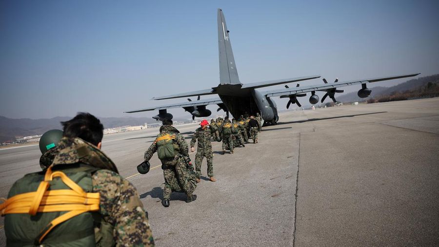 Anggota Komando Perang Khusus Angkatan Darat Korea Selatan dan Komando Operasi Khusus AS bersiap untuk latihan militer gabungan tahunan Freedom Shield di Pangkalan Udara Seoul di Seongnam, Korea Selatan, Kamis (14/3/2024). (REUTERS/Kim Hong-Ji)