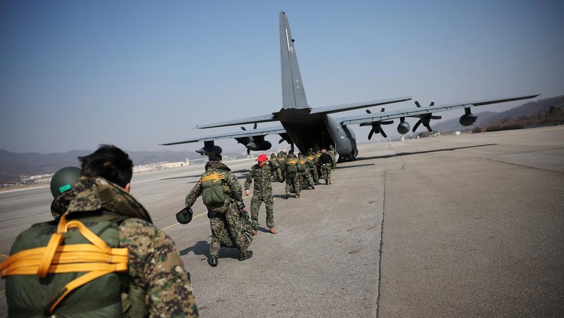 Anggota Komando Perang Khusus Angkatan Darat Korea Selatan dan Komando Operasi Khusus AS bersiap untuk latihan militer gabungan tahunan Freedom Shield di Pangkalan Udara Seoul di Seongnam, Korea Selatan, Kamis (14/3/2024). (REUTERS/Kim Hong-Ji)