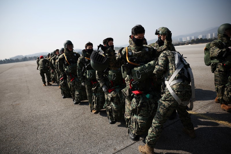 Anggota Komando Perang Khusus Angkatan Darat Korea Selatan dan Komando Operasi Khusus AS bersiap untuk latihan militer gabungan tahunan Freedom Shield di Pangkalan Udara Seoul di Seongnam, Korea Selatan, Kamis (14/3/2024). (REUTERS/Kim Hong-Ji) Anggota Komando Perang Khusus Angkatan Darat Korea Selatan dan Komando Operasi Khusus AS bersiap untuk latihan militer gabungan tahunan Freedom Shield di Pangkalan Udara Seoul di Seongnam, Korea Selatan, Kamis (14/3/2024). (REUTERS/Kim Hong-Ji)