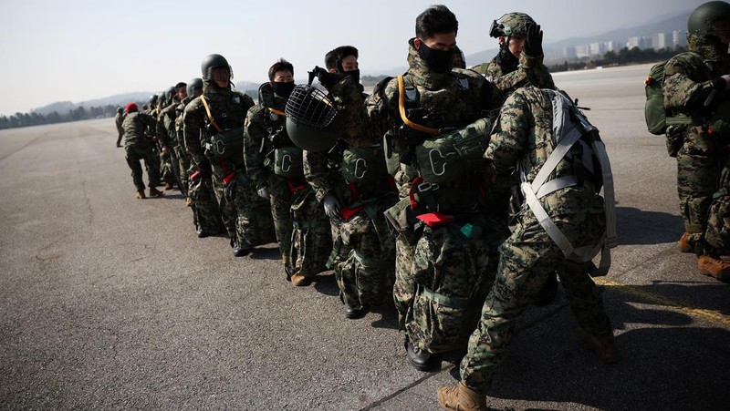 Anggota Komando Perang Khusus Angkatan Darat Korea Selatan dan Komando Operasi Khusus AS bersiap untuk latihan militer gabungan tahunan Freedom Shield di Pangkalan Udara Seoul di Seongnam, Korea Selatan, Kamis (14/3/2024). (REUTERS/Kim Hong-Ji)
