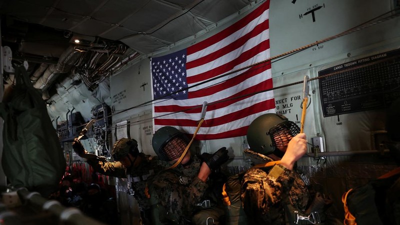 Anggota Komando Perang Khusus Angkatan Darat Korea Selatan dan Komando Operasi Khusus AS bersiap untuk latihan militer gabungan tahunan Freedom Shield di Pangkalan Udara Seoul di Seongnam, Korea Selatan, Kamis (14/3/2024). (REUTERS/Kim Hong-Ji)