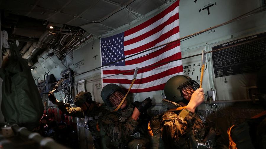 Anggota Komando Perang Khusus Angkatan Darat Korea Selatan dan Komando Operasi Khusus AS bersiap untuk latihan militer gabungan tahunan Freedom Shield di Pangkalan Udara Seoul di Seongnam, Korea Selatan, Kamis (14/3/2024). (REUTERS/Kim Hong-Ji)