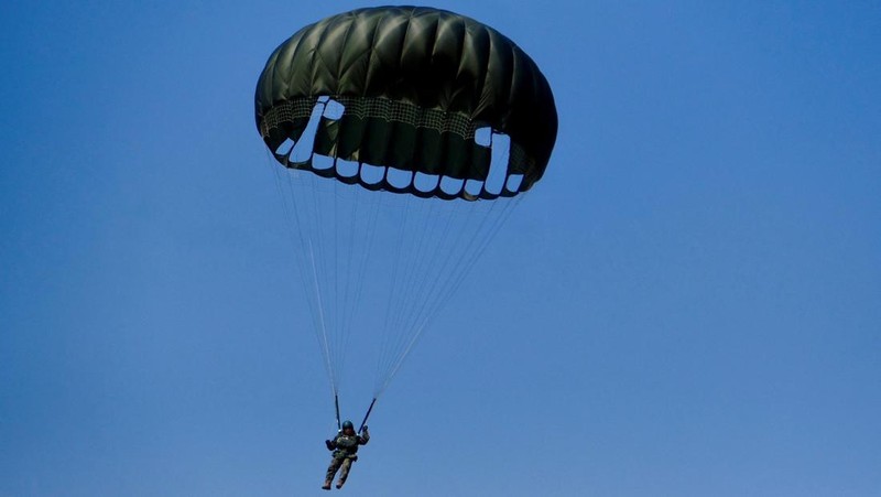 Anggota Komando Perang Khusus Angkatan Darat Korea Selatan dan Komando Operasi Khusus AS bersiap untuk latihan militer gabungan tahunan Freedom Shield di Pangkalan Udara Seoul di Seongnam, Korea Selatan, Kamis (14/3/2024). (REUTERS/Kim Hong-Ji)