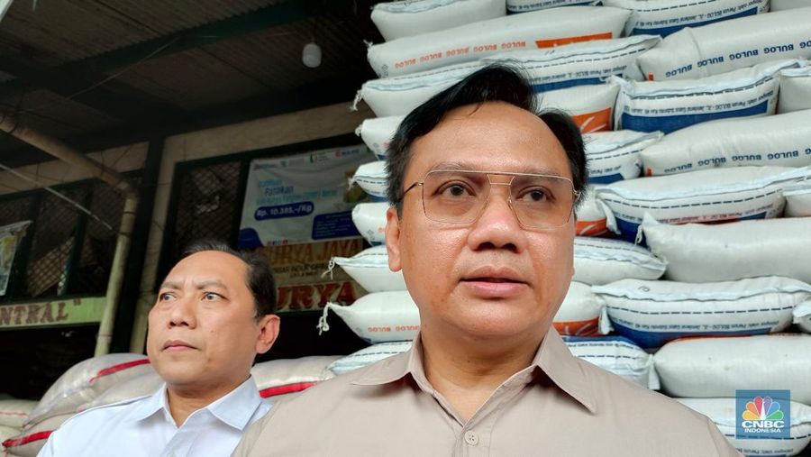 Anggota Ombudsman RI Yeka Hendra Fatika melakukan sidak di Pasar Induk Beras Cipinang. CNBC Indonesia/Martyasari Riozky)