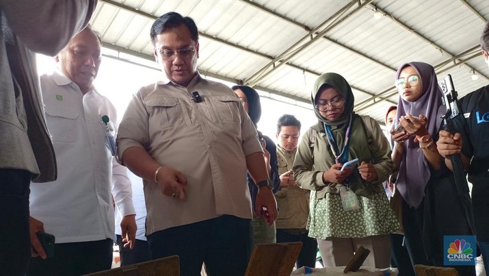 Anggota Ombudsman RI Yeka Hendra Fatika melakukan sidak di Pasar Induk Beras Cipinang. CNBC Indonesia/Martyasari Riozky)