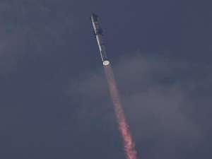 Roket Terbesar SpaceX Hilang di Langit Tapi Cetak Rekor Baru