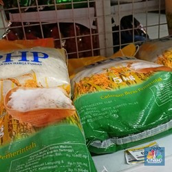 Kelas Bawah Lagi Kencangkan Ikat Pinggang, Beras Bulog Kurang Laku