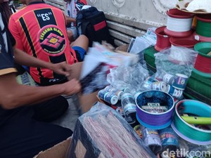 Bukan Anak-anak, Ini Para Pemburu Layangan di Pinggir BKT