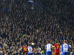 Brighton Vs AS Roma, Ledekan Ratu Elizabeth Dibalas Pizza Toping Nanas