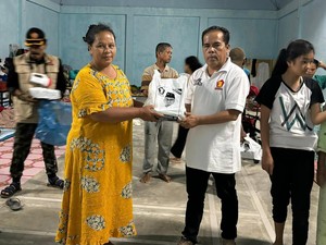 Andre Rosiade: Gerindra Bagikan Nasi Kotak Sahur ke Korban Banjir Pessel
