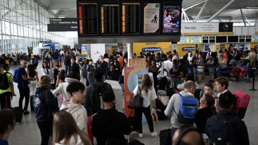 Ilustrasi kepadatan penumpang di Bandara. (-AFP)