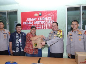 Kapolres Jaksel Serahkan Bantuan Sembako Ramadan ke Warga Mampang