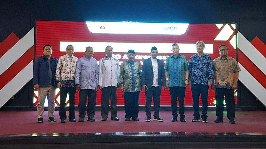 Jajaran manajemen KB Bank beserta ITB Ahmad Dahlan usai penandatanganan MoU di Auditorium Syafruddin Prawiranegara Lt. 5, Kampus ITB Ahmad Dahlan, Tangerang Selatan, Jumat (15/3).