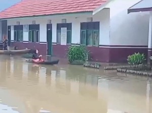 4 Bulan Banjir di Muaro Jambi, Guru dan Murid Naik Perahu ke Sekolah