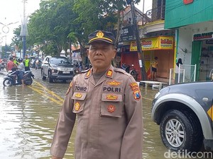 Banjir Rendam Jalanan di Sampang, Warga Diminta Lewat Jalur Alternatif
