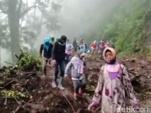 Akses Jalan ke Kawasan Ijen Bondowoso Terputus Akibat Tanah Longsor
